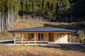 麓に広がる平屋