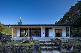 水平が織りなす自然と調和する平屋