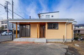 無垢の木と炎が美しく調和する平屋